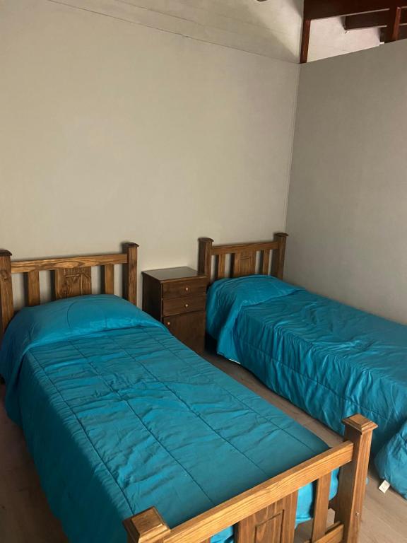 盧漢德庫約的住宿－Sol de montaña，一间带两张床和梳妆台的卧室