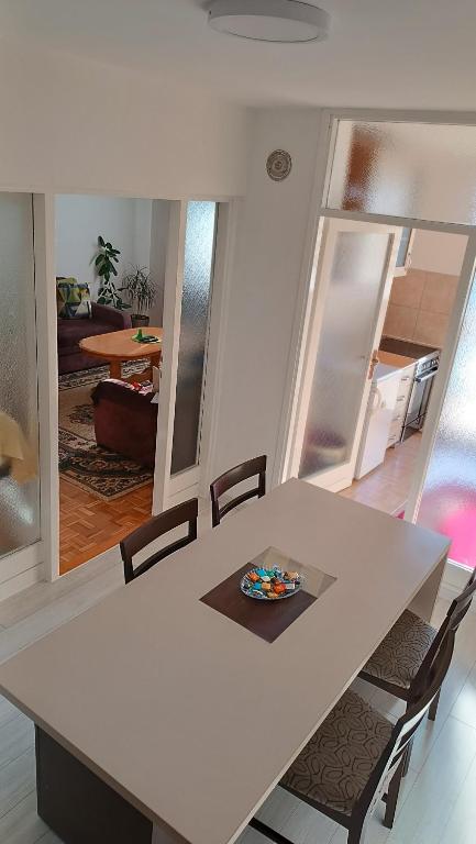 un tavolo bianco e sedie in soggiorno di Opremljen stan na Alipašin Polju a Sarajevo