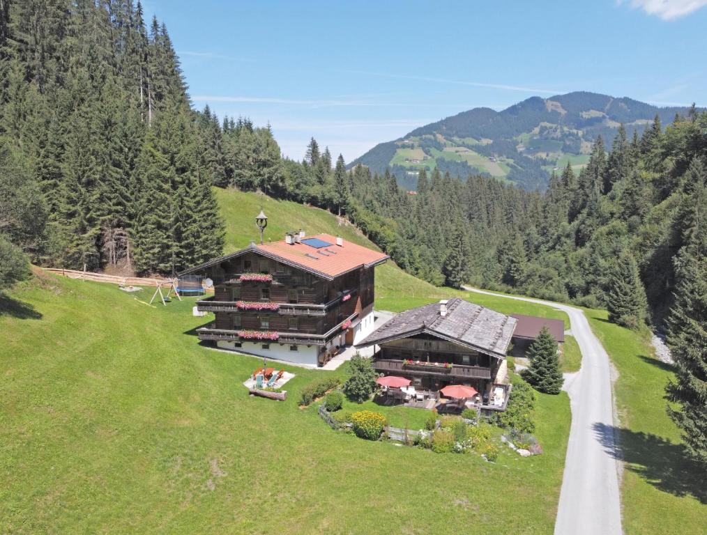 een luchtzicht op een huis op een heuvel met een weg bij Alpboden in Auffach