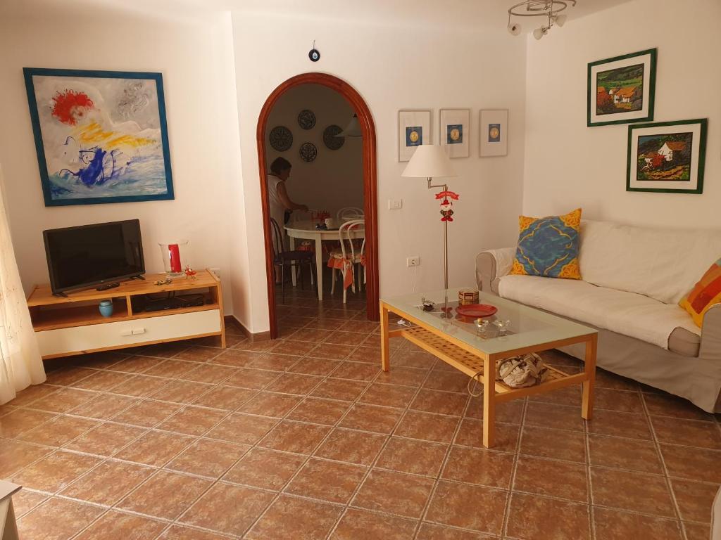 TV a/nebo společenská místnost v ubytování Casa Panchita -Maravillosas vistas al mar y montaña