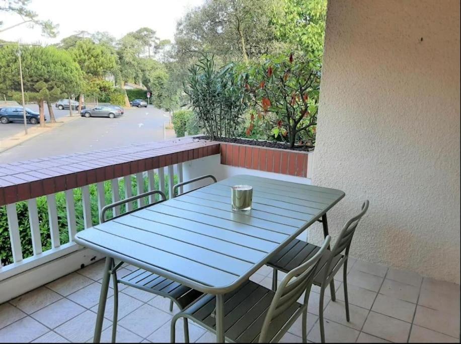 a blue table and chairs on a balcony at Hossegor city in Soorts-Hossegor