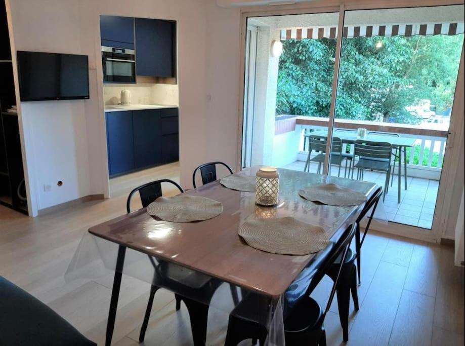 a kitchen and dining room with a table and chairs at Hossegor city in Soorts-Hossegor