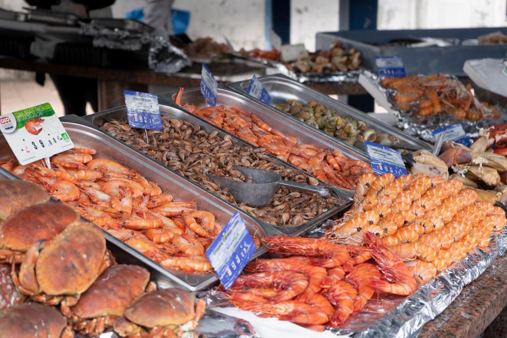 a display of different types of seafood and other foods at 2 pièces Port Cabourg - 2 à 4 personnes - 34 m2 - Balcon - Vue Port - Nouveau sur Booking ! in Dives-sur-Mer