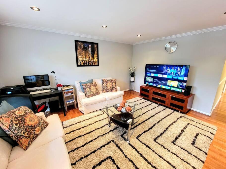 Awesome Home in suburb Washington DC near Airport with WiFi and Parking - Housity