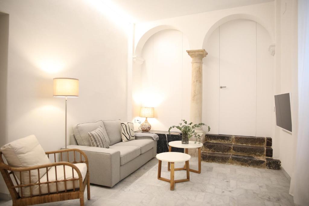 uma sala de estar com um sofá e uma mesa em Casa Arcadia em Córdoba