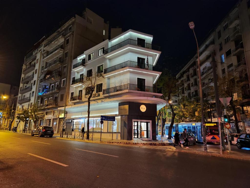 een gebouw aan de zijkant van een stadsstraat 's nachts bij B21Residence in Athene