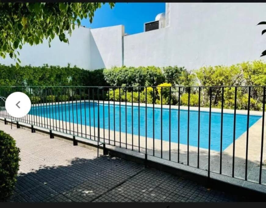 una valla junto a una piscina en un edificio en Edificio con piscina vista al rio en Palermo! en Buenos Aires