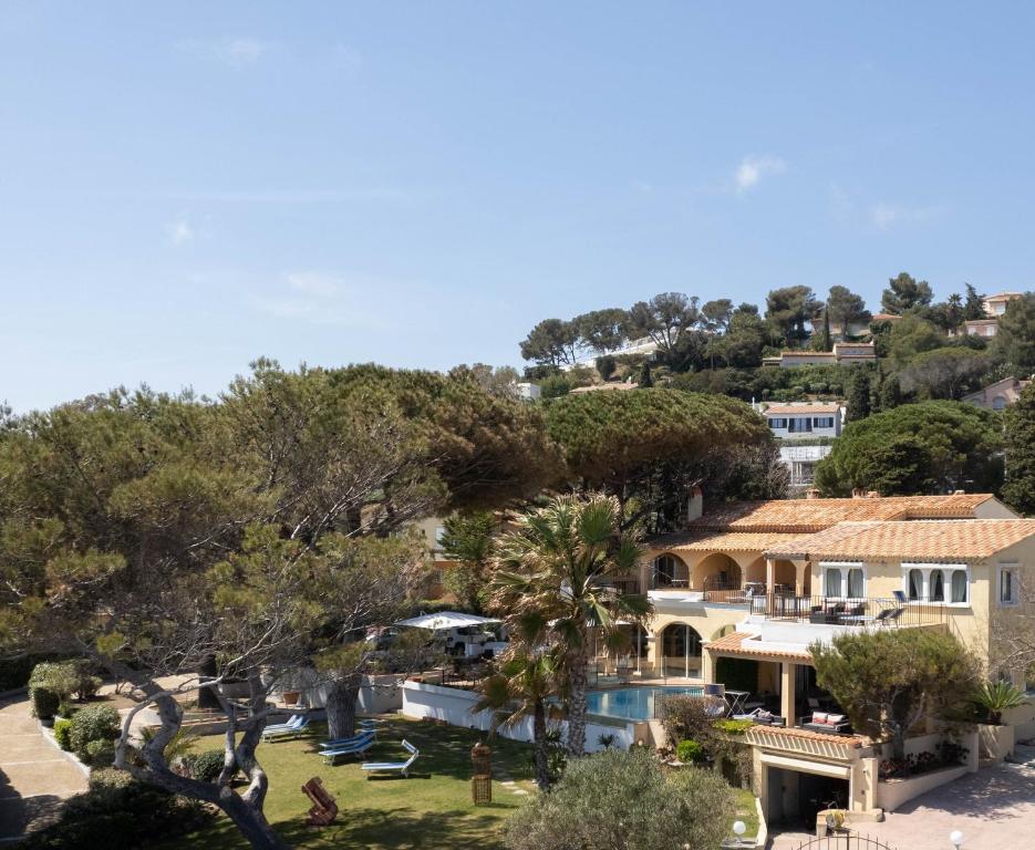 una vista aérea de una casa con piscina y árboles en Villa Les Glycines, en Les Issambres