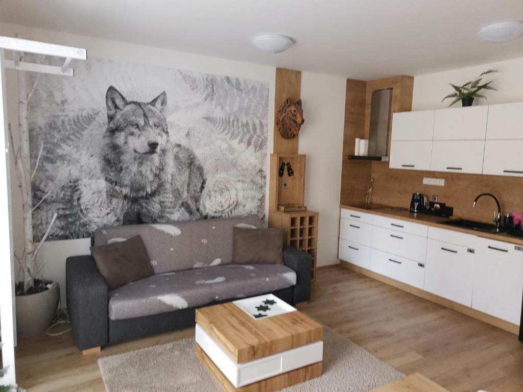 uma sala de estar com um mural de lobo na parede em Vlčí nora em Horní Maršov