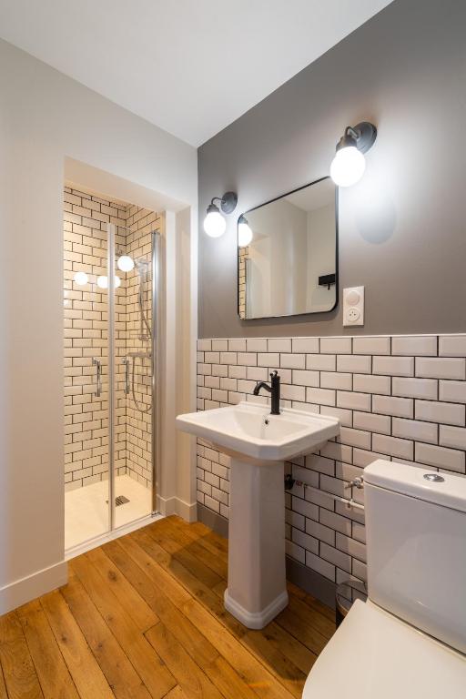 a bathroom with a sink and a shower at L&#39;Orée du Faubourg - VENDOME CENTRE in Vendôme