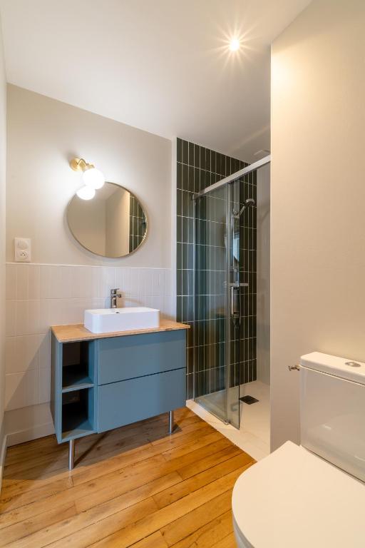 a bathroom with a blue sink and a shower at L&#39;Orée du Faubourg - VENDOME CENTRE in Vendôme