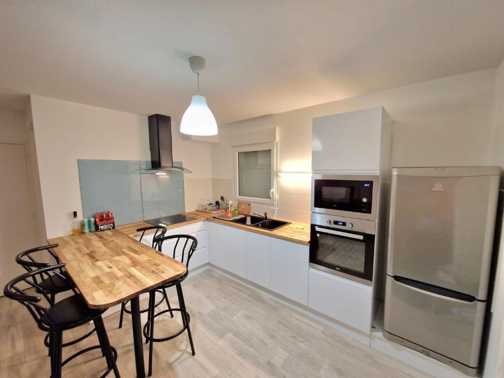 Kuchyňa alebo kuchynka v ubytovaní Chambre privée dans Happy Home Maison Calme Chez l'habitant