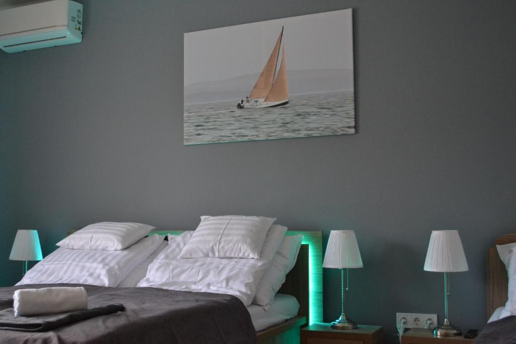 Postel nebo postele na pokoji v ubytování Főnix Design Rooms