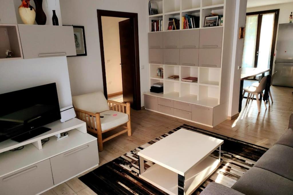ein Wohnzimmer mit einem Sofa und einem TV in der Unterkunft Appartamento moderno in posizione strategica in Sala Baganza
