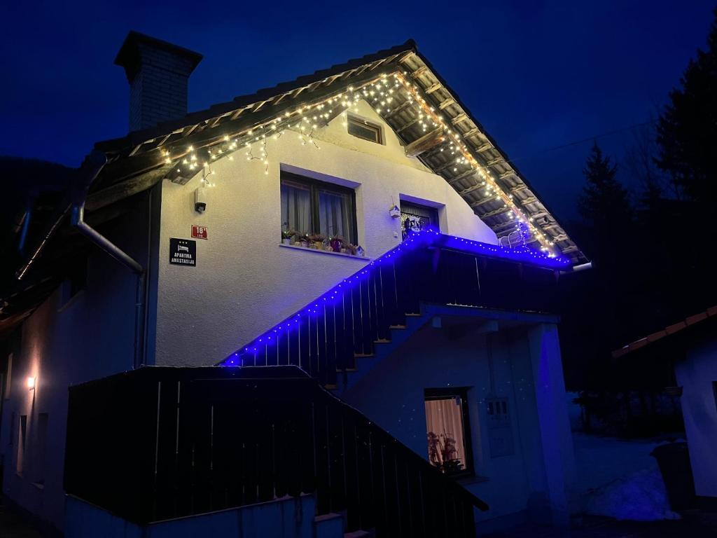 ein Haus mit blauen Lichtern auf der Treppe in der Unterkunft Apartma Anastasija in Kranjska Gora