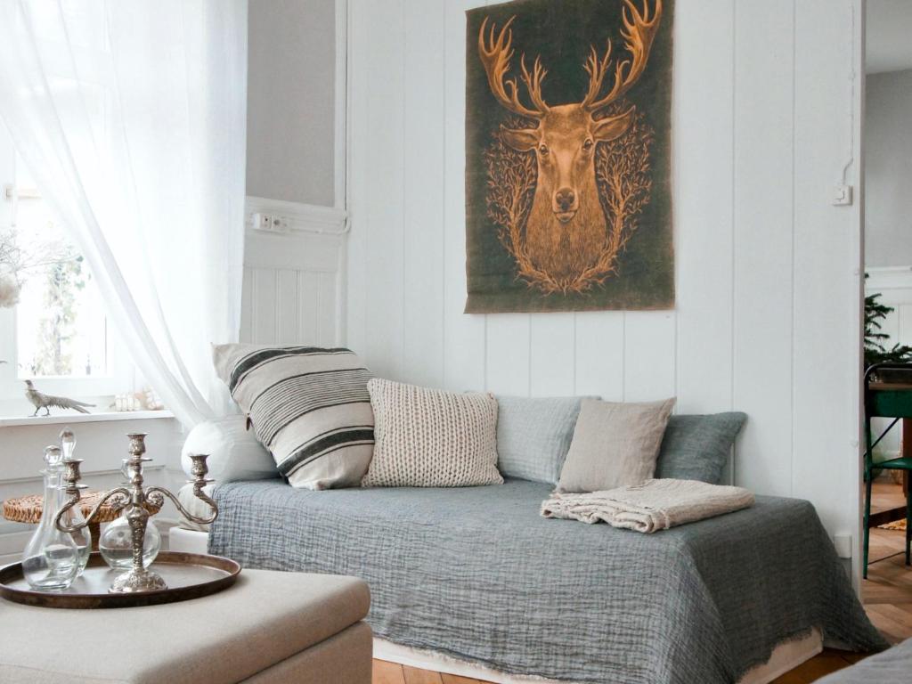 ein Wohnzimmer mit einem Sofa und einem Bild eines Hirsches in der Unterkunft NI FRAVI Design-apartments, station Interlaken West in Interlaken