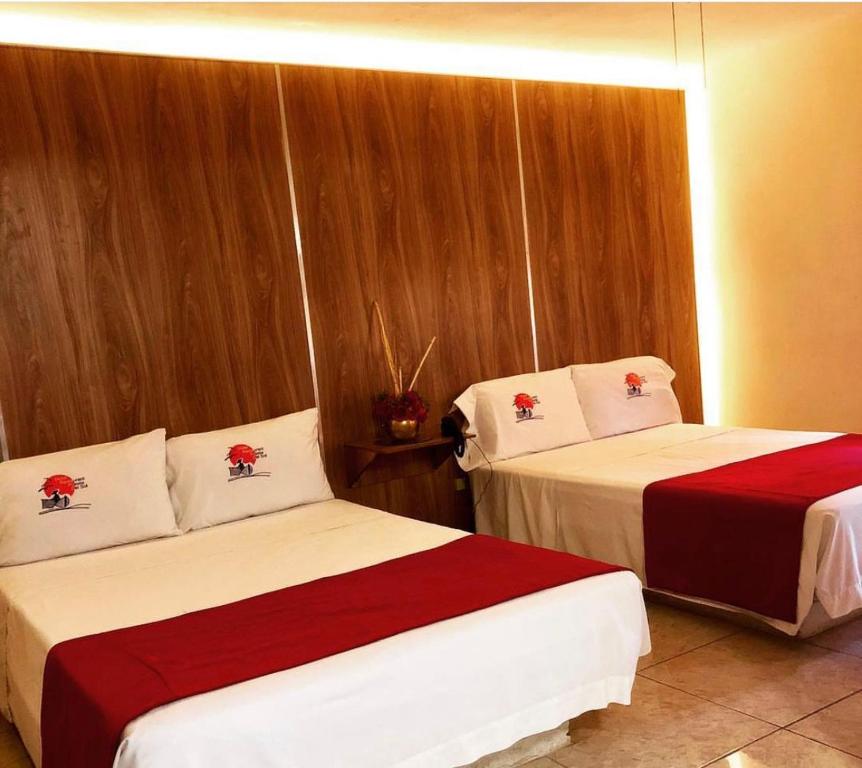 Una cama o camas en una habitación de Hotel y Restaurant Puesta del Sol