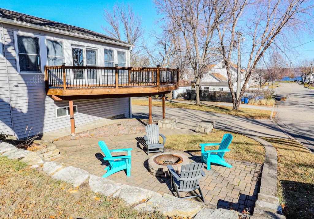 una terraza con sillas y una hoguera frente a una casa en Lake City - Family/Friend Hangout, Garage & Dog Friendly, en Lake City