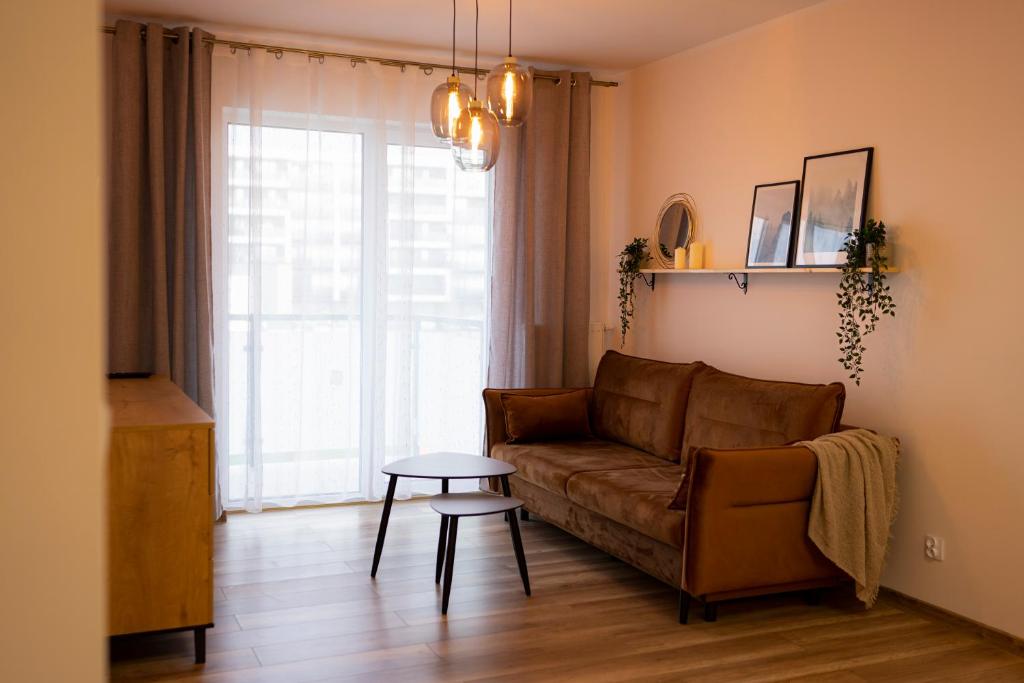 un soggiorno con divano e tavolo di Apartament Sobieskiego a Świecie