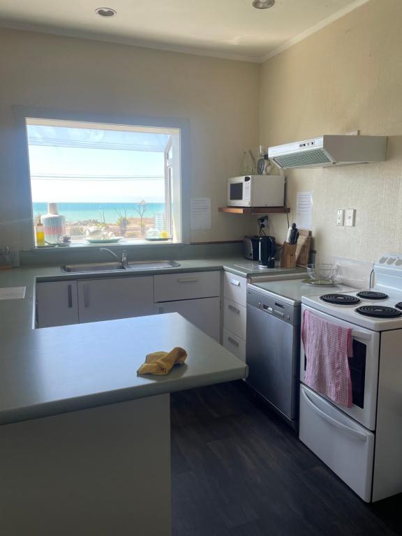Kuchyň nebo kuchyňský kout v ubytování Coastal Accommodation