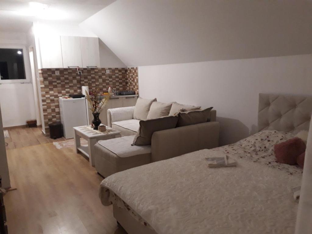 een woonkamer met een bed en een bank bij Holiday home BOŽUR in Kolašin