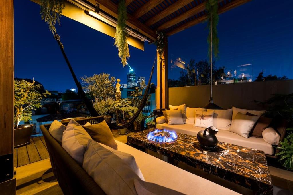sala de estar con sofá y mesa en Luxurious Penthouse Oasis en Ciudad de México