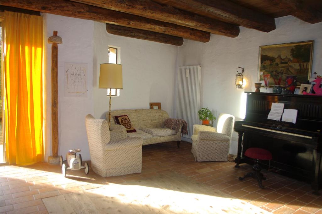 A seating area at La Casa Altrui- Camere e Zona relax con Giardino