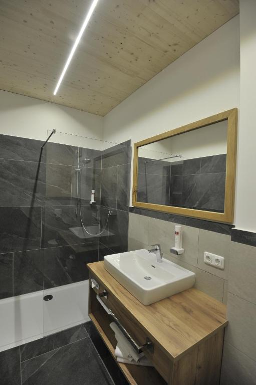 Een badkamer bij Das Dorfhotel Engl-Grafinger