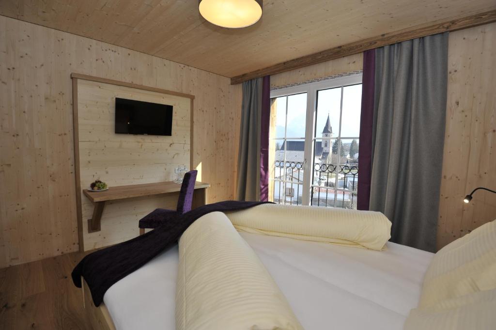 Een bed of bedden in een kamer bij Das Dorfhotel Engl-Grafinger