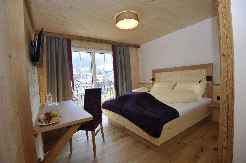 Een bed of bedden in een kamer bij Das Dorfhotel Engl-Grafinger