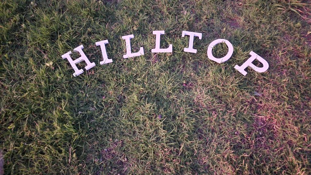 Ein Schild, das Hallo im Gras sagt in der Unterkunft Hilltop in Uitenhage
