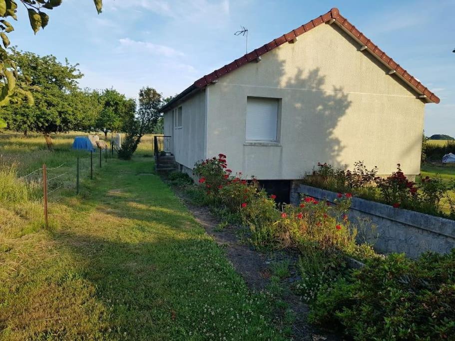 - un bâtiment blanc avec une fenêtre et quelques fleurs dans l&#39;établissement Le clos du rhododendron proximité Dieppe, 