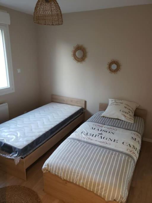 - 2 lits jumeaux dans une chambre avec fenêtre dans l&#39;établissement Le clos du rhododendron proximité Dieppe, 