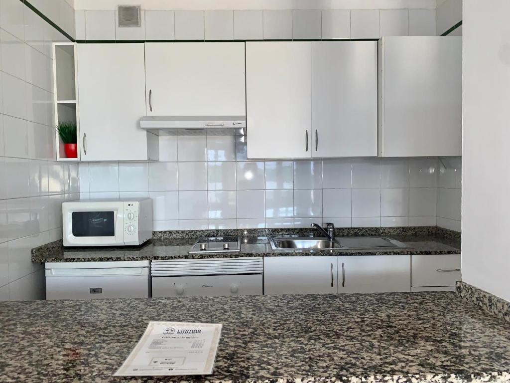 Kuchyň nebo kuchyňský kout v ubytování Apartamentos LlAMAR