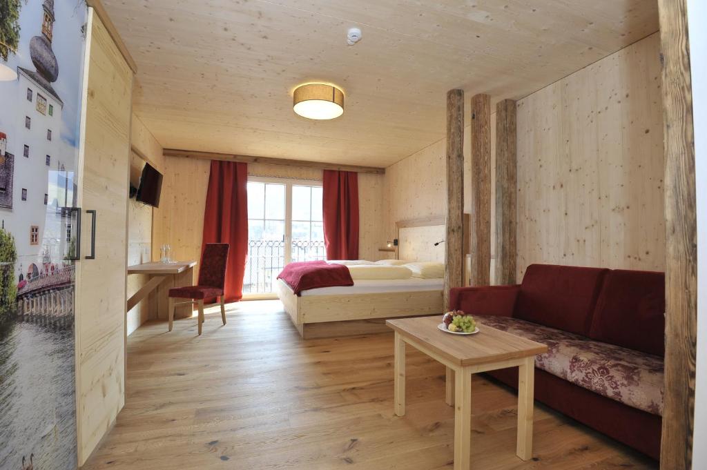 Een bed of bedden in een kamer bij Das Dorfhotel Engl-Grafinger