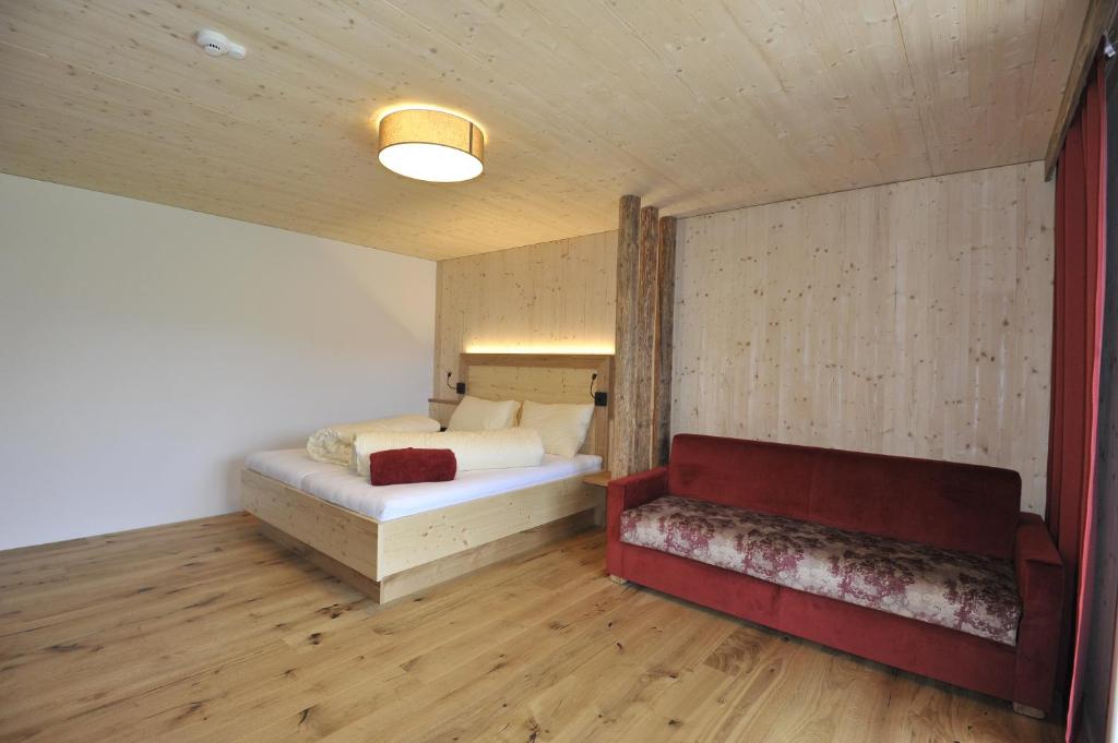 Een bed of bedden in een kamer bij Das Dorfhotel Engl-Grafinger