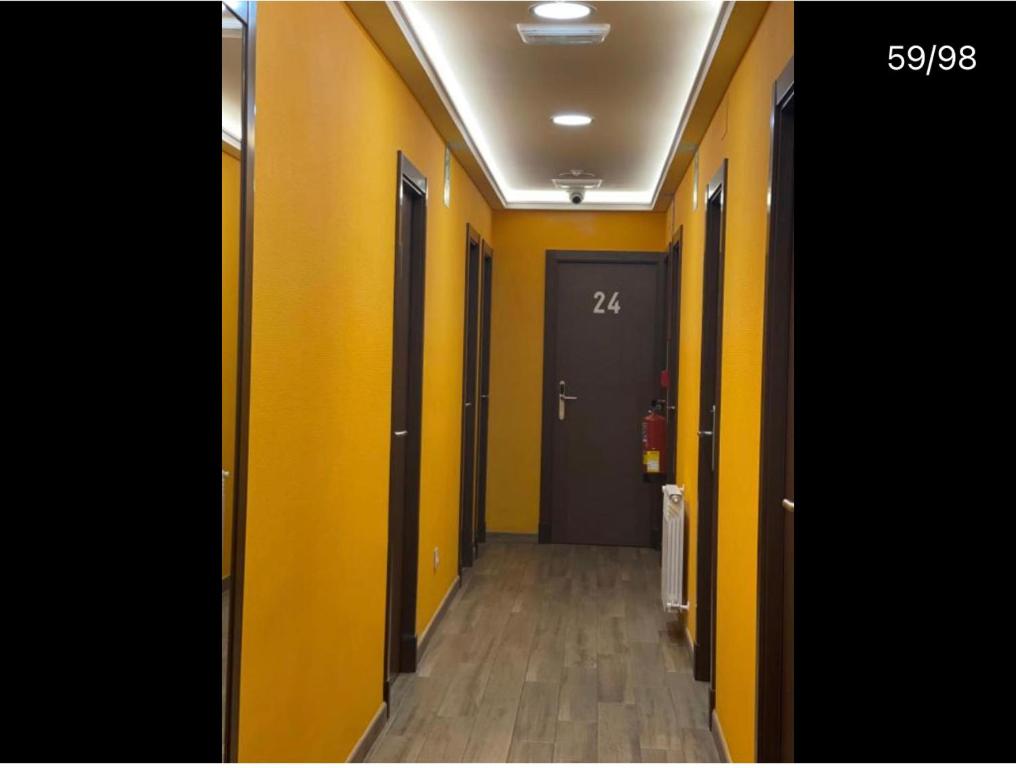 un pasillo con paredes amarillas y un pasillo con puertas en corazón San Bartolomé en Madrid