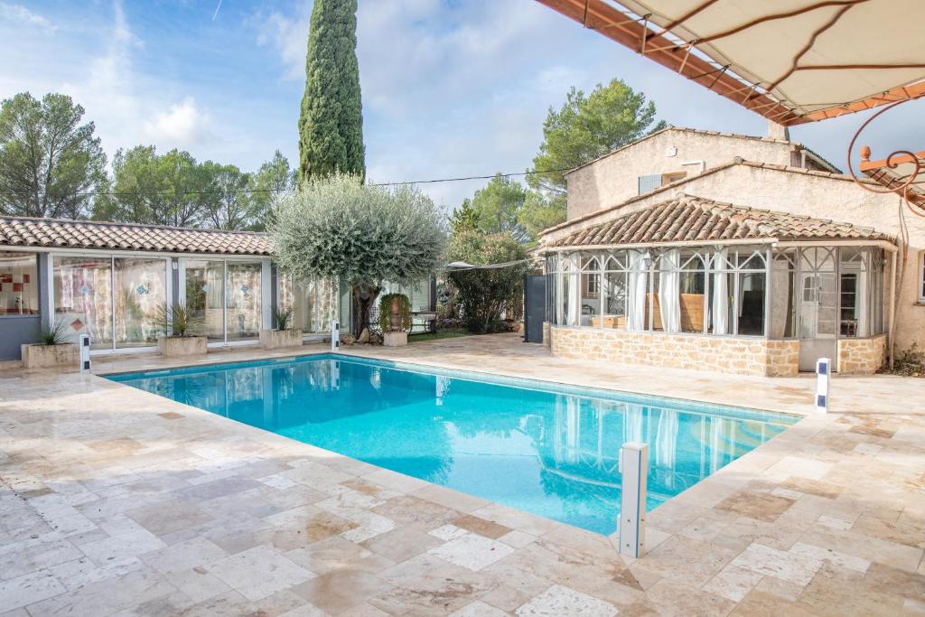科蒂尼亞的住宿－La Bastide du Mûrier，一座房子后院的游泳池
