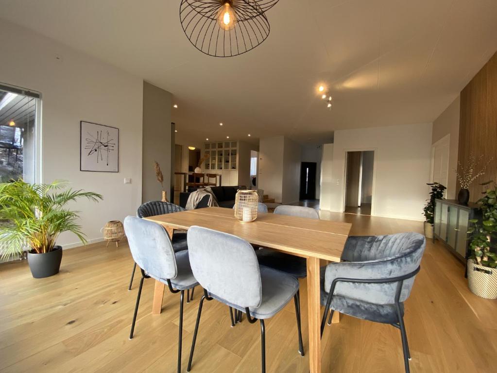 Luxurious villa with free parking - Villa De Lujo