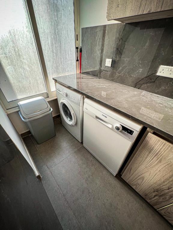 200m from Beach 2 Bedroom - 带阳台的公寓
