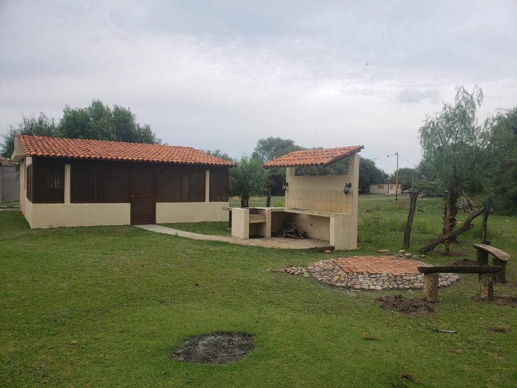 una piccola casa con un focolare in un cortile di Hacienda Ridvan 