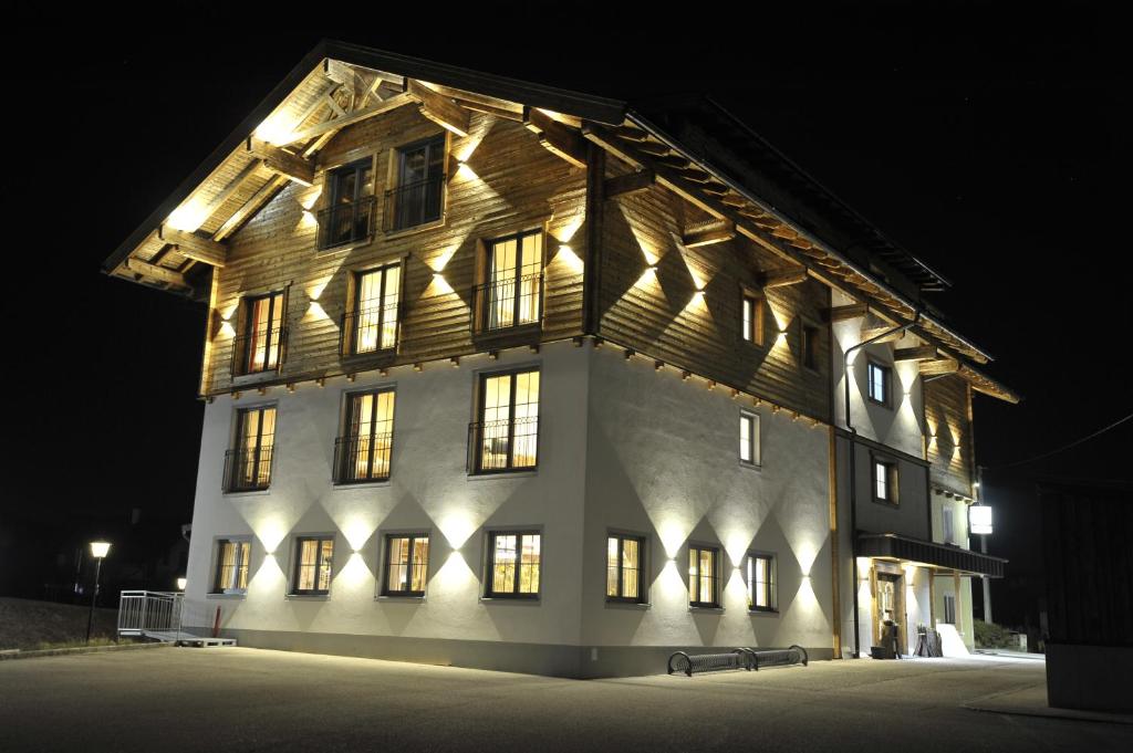 een groot gebouw met 's nachts verlichting bij Das Dorfhotel Engl-Grafinger in Pinsdorf