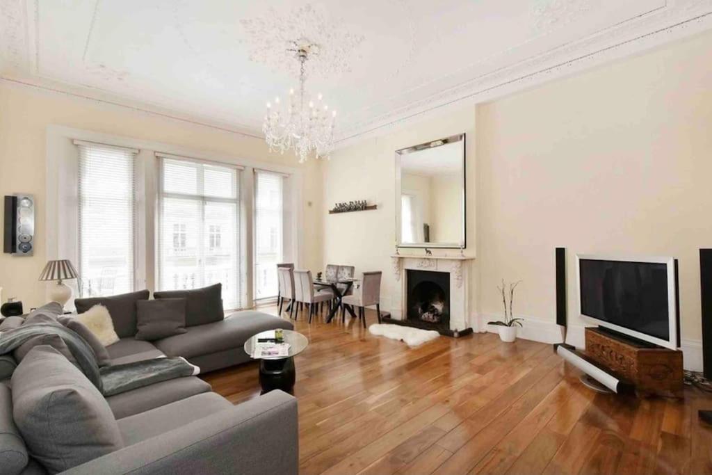 a living room with a couch and a television at Stunning Grand 2 bed, 2 bath apartment, in London