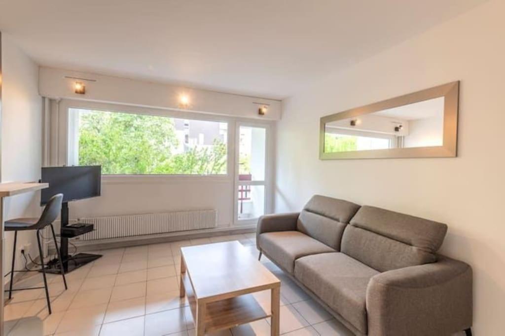 Χώρος καθιστικού στο joli appartement avec balcon proximité lac