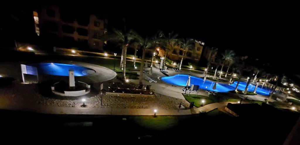 Mountain View Sokhna 2, Sea & Pool View, 3bedrooms, Penthouse with Roof- Families ONLY内部或周边的泳池