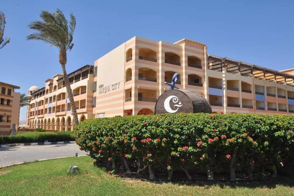 un gran edificio con un cartel delante en fully finished, very cozy and comfortable studio -Marina city Residence en Port Ghalib
