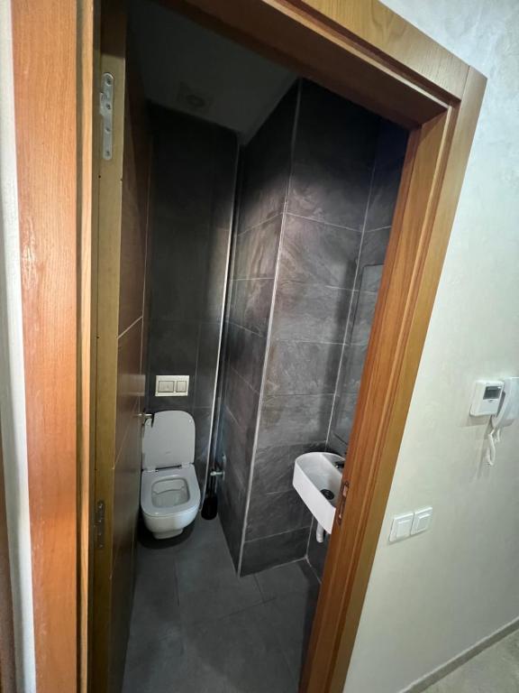 Baño pequeño con aseo en una cabina en Résidence majorel en Kenitra