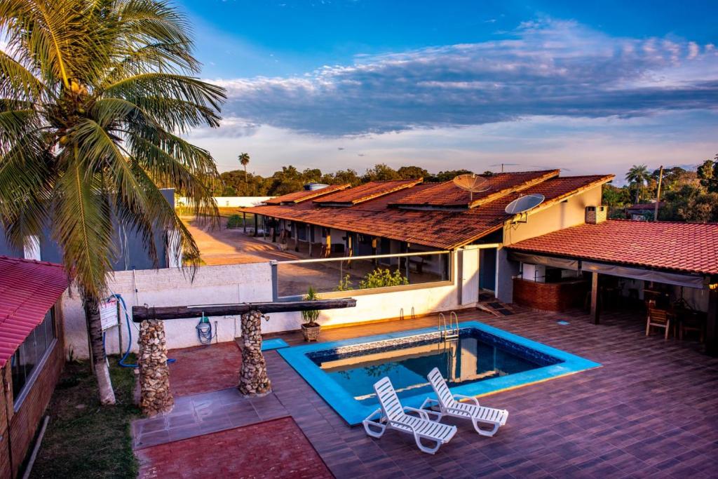 米蘭達的住宿－Pousada Capitão Leno，享有带游泳池的房屋的空中景致