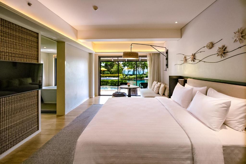 Postel nebo postele na pokoji v ubytování The ShellSea Krabi I Luxury Beach Front Resort & Pool Villa