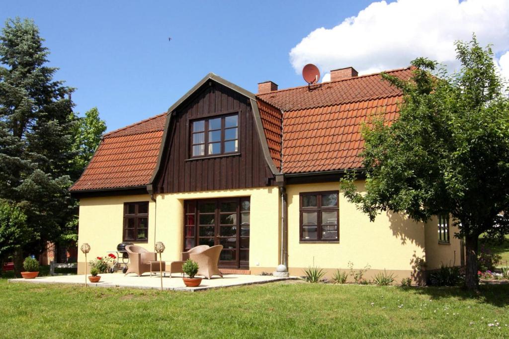 O grădină în afara Ferienhaus Monika in Wendorf im Bernstein Resort